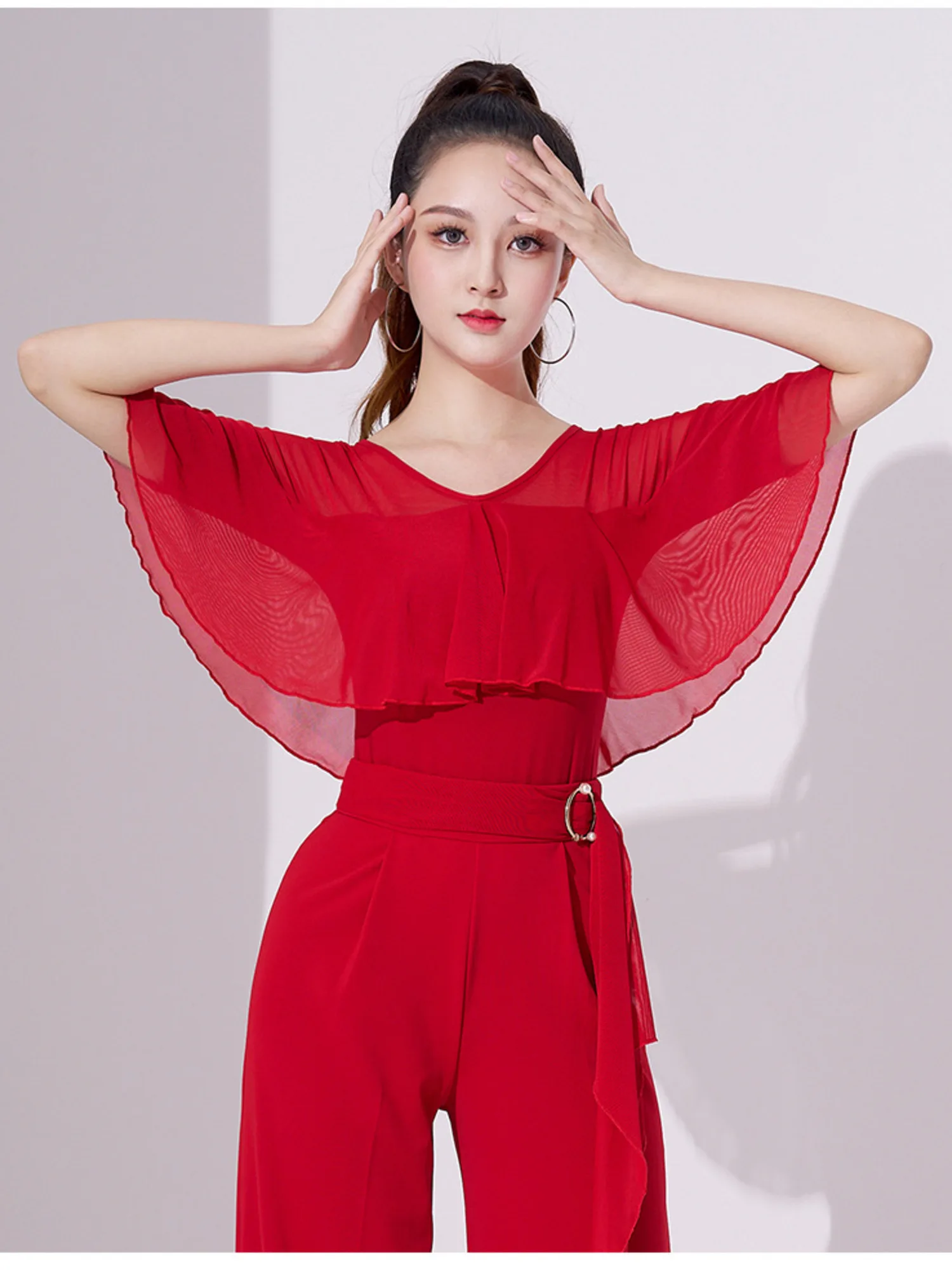 

Комбинезон для латинских танцев с рюшами и сетчатым пэчворком — цельное боди приталенного кроя для выступлений, тренировок и выступлений на сцене.