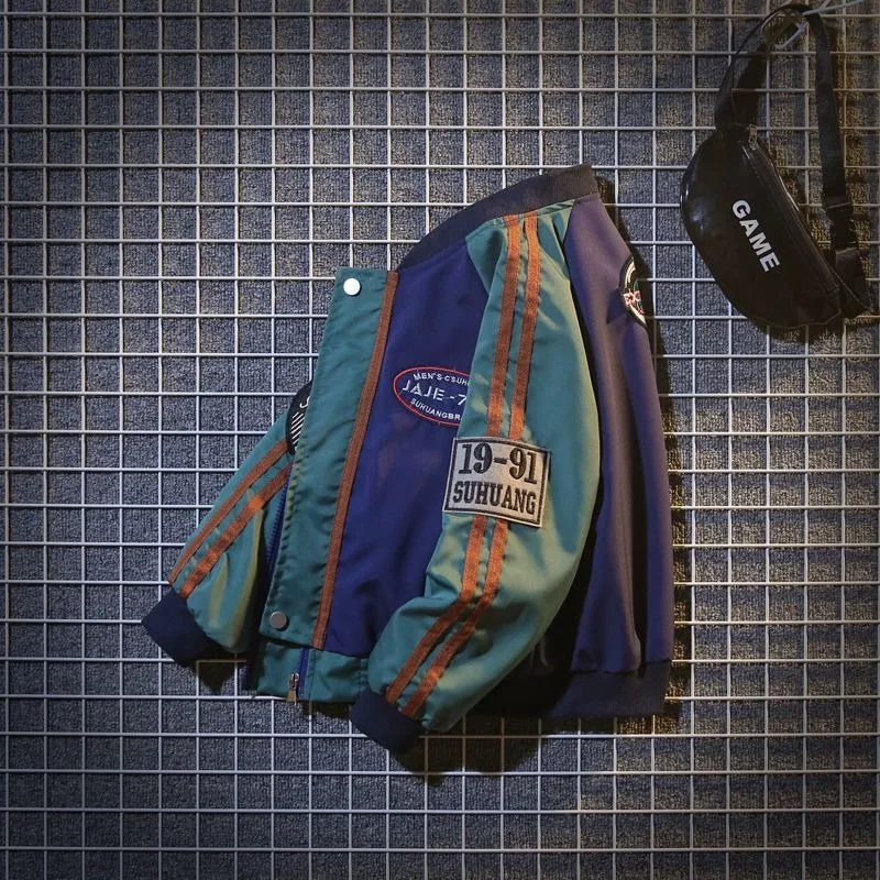 سترة جديدة لربيع وخريف الأولاد لعام 2025 على الطراز الكوري سترة بيسبول أنيقة متعددة الشعار مرقعة للأطفال عصرية #3