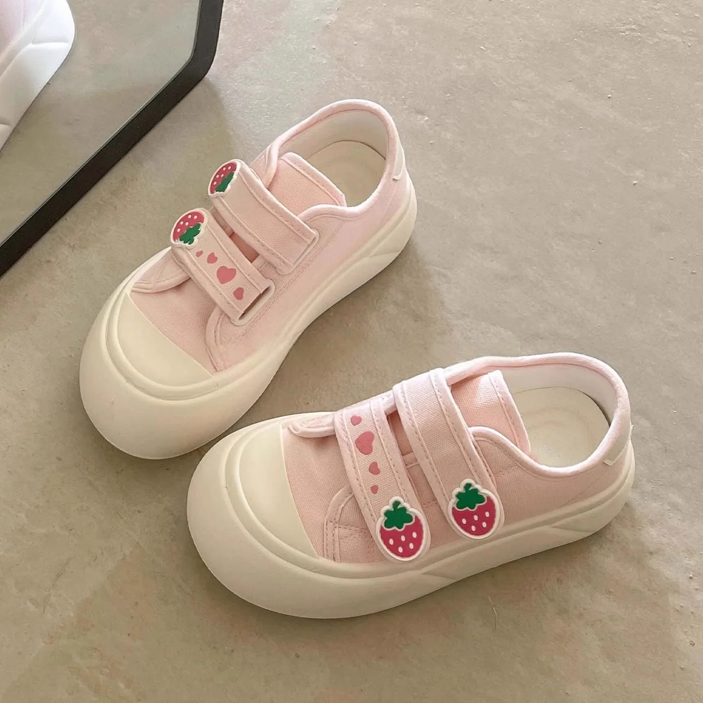 Zapatos de lona rosa fresa para mujer, nuevos zapatos deportivos informales transpirables con parte inferior gruesa, zapatos de cabeza grande bonitos y versátiles