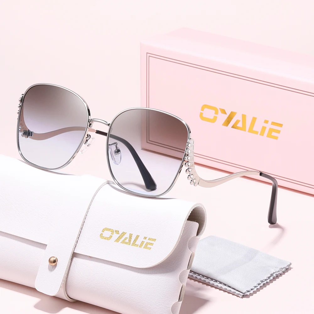 

Персонализированные солнцезащитные очки Oyalie с квадратными бриллиантами, простые и аккуратные линии, уникальные глянцевые и текстура. Подходит для учащихся вечерок в стиле ретро, галереи искусств для посещения, домашнего чтения и т. д. Это постоянно эле