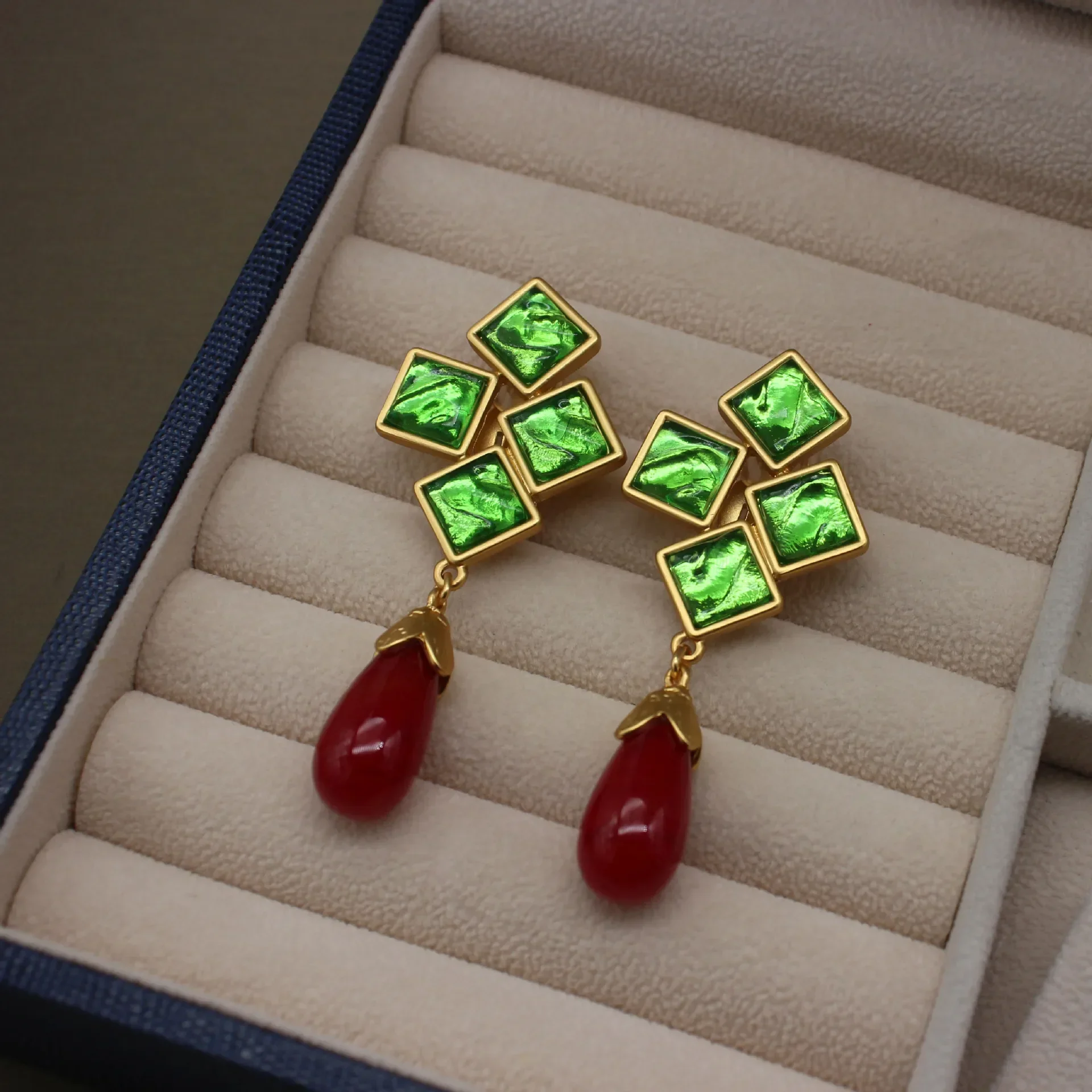 

European and American French Glass Vintage Green Jelly Glass Shoulder-sweeping Ear Clips