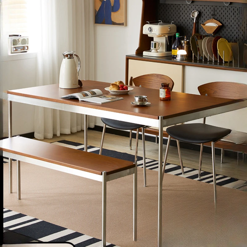 Muebles: mesa de comedor y sillas de segunda mano, combinación de acero inoxidable vintage, madera maciza nórdica, boj, hogar pequeño