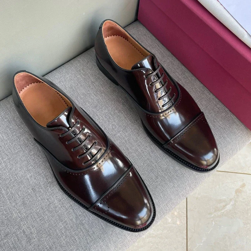 Scarpe eleganti da uomo in pelle brunita da uomo con lacci e foro perforato Oxford scarpe eleganti da uomo di design senza tempo