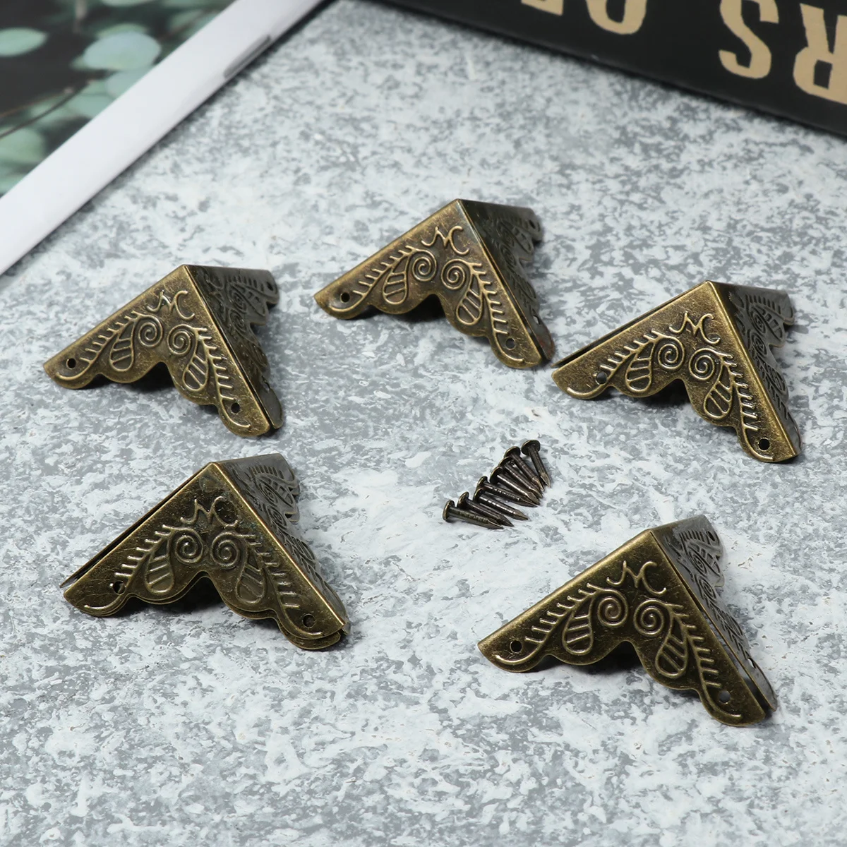 

30Pcs 25mm Style Bronze Zinc Alloy Furniture Corner Protectors Guards Decorative Triangle Box Covers Metal Corner Guard