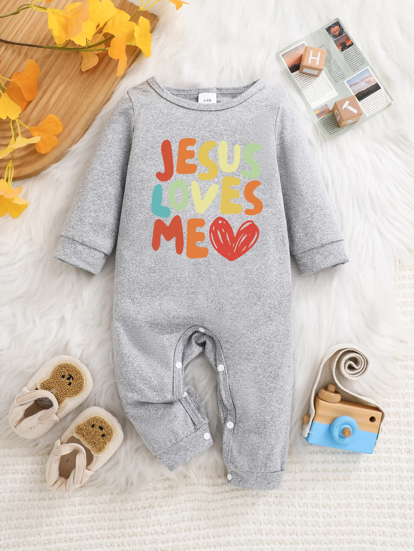 

Детский комбинезон с длинными рукавами, забавным буквенным принтом, на пуговицах, простой в уходе, подходит для молодых родителей.