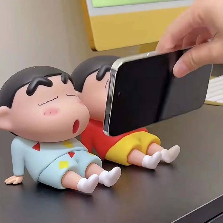 Crayon shin-chan figuras suporte do telefone kawaii anime ornamentos de mesa dos desenhos animados assistindo tv telefone suporte bonito boneca decorações