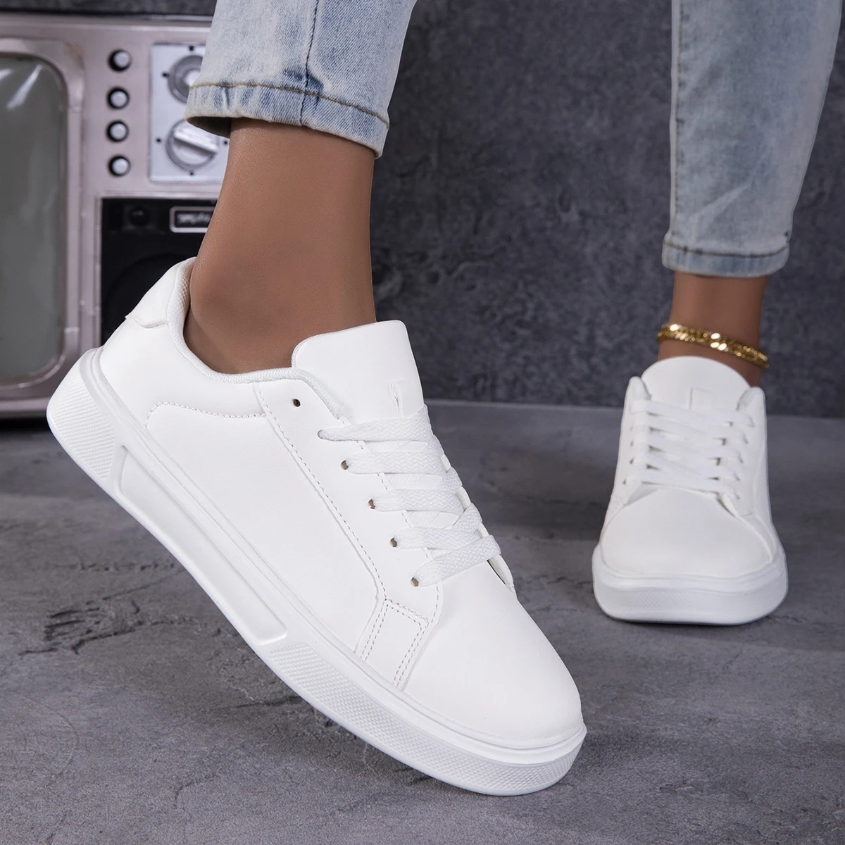 Women White Sneakers Lace Up Classic Casual Flat Shoes Non Slip Thick Sole Fashion Walking Board Shoes for Ladies Outdoor Wear