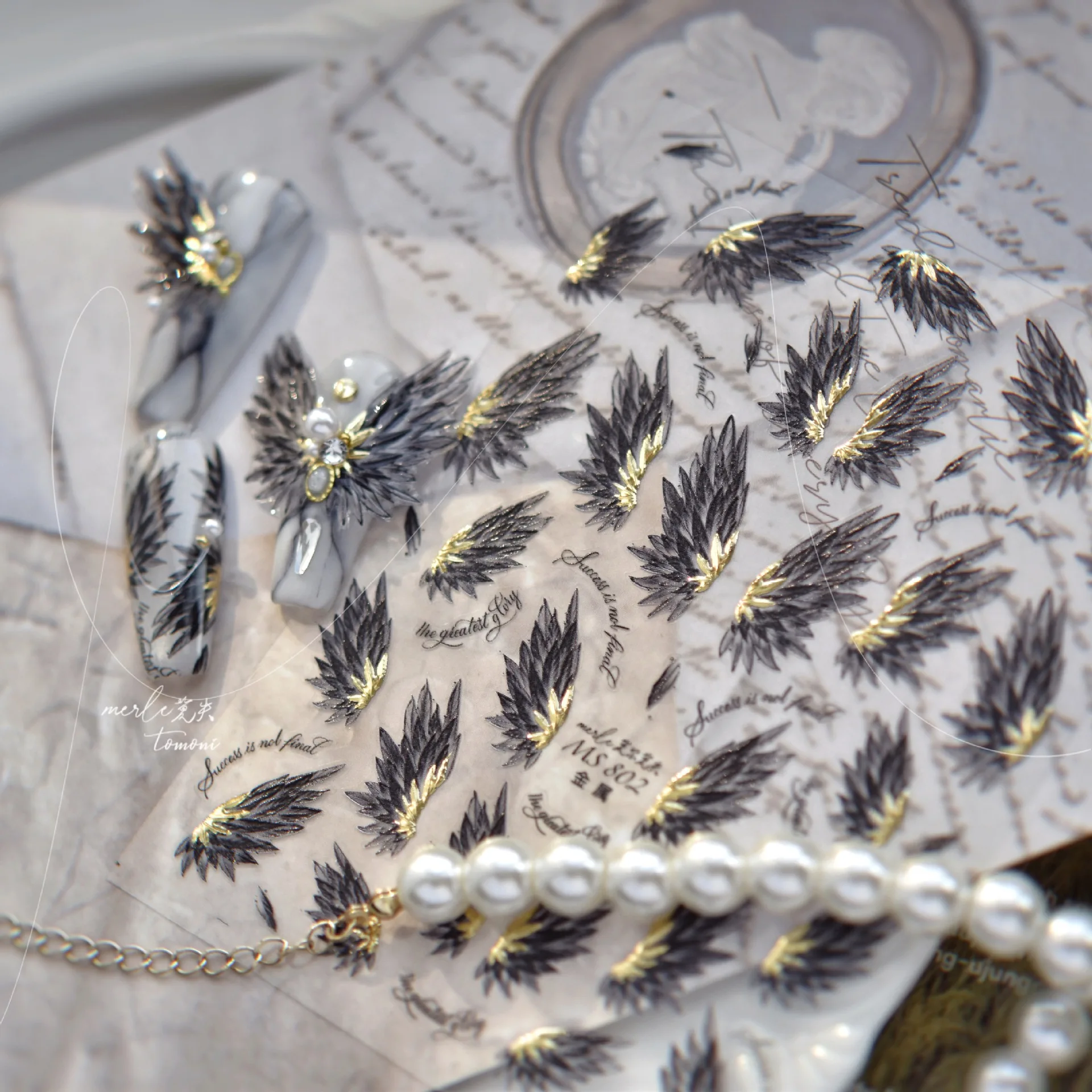 สติกเกอร์ติดเล็บลายปีกนางฟ้าสีขาวทอง ตัวอักษรภาษาอังกฤษ 5D ลายปีศาจ ขนนกในฝัน นกฟีนิกซ์ ลายลูกแพร์ แบบติดเองสำหรับตกแต่งเล็บ