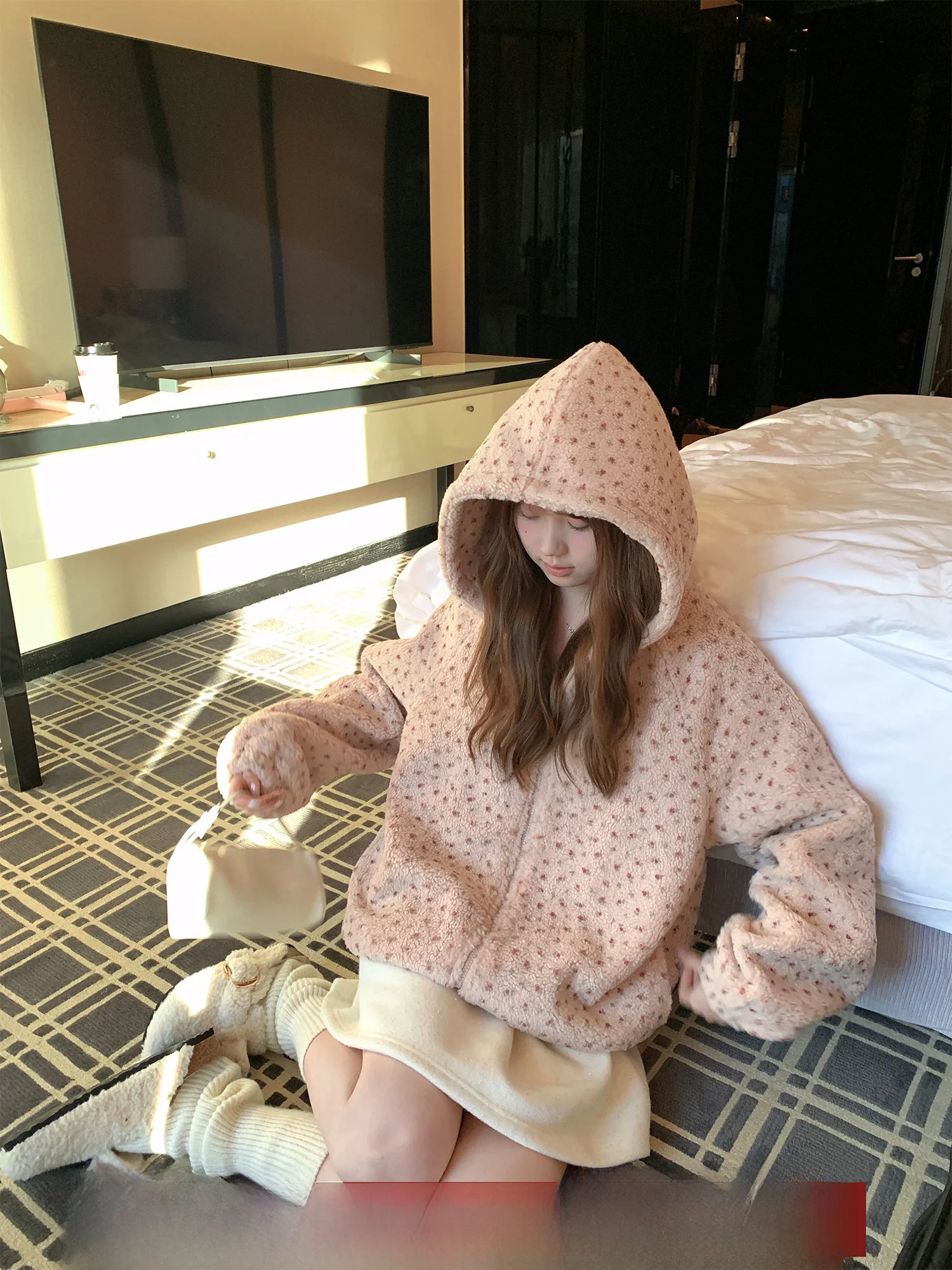 

Женская зимняя теплая куртка из овечьей шерсти с цветочным принтом и хлопковой подкладкой, розовая, с воротником-стойкой, для девочек