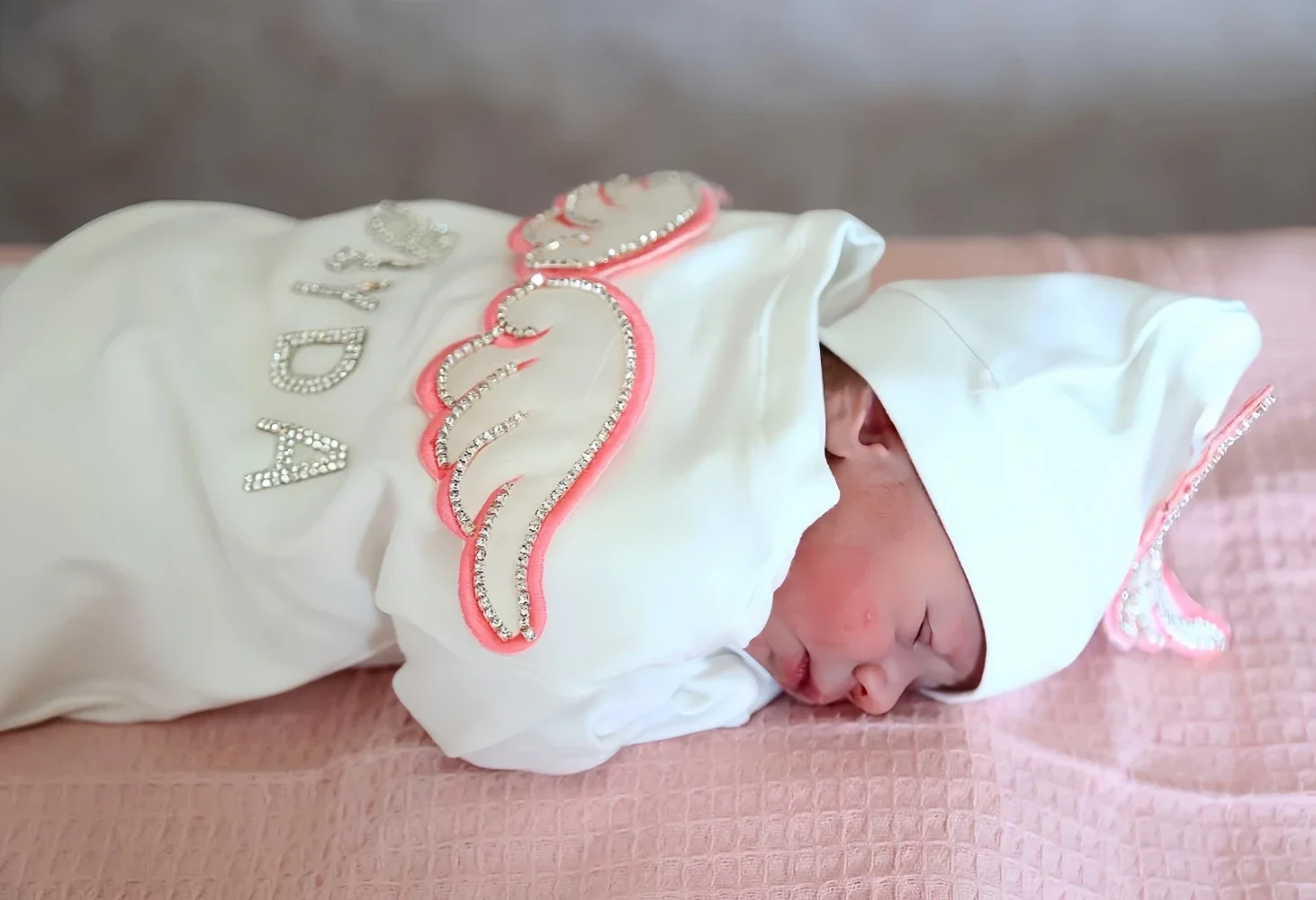 Dollbling 5 قطعة أجنحة وتتسابق أي اسم شخصية الحلوة التطريز طقم هدايا الطفل منامة قبعة ترحيب المنزل فستان احتفالي