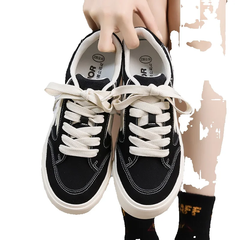 Skateboardskor i canvas för par i minimalistisk stil_voghion.com