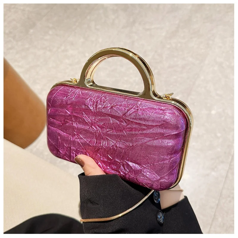 حقيبة يد نسائية عصرية بنمط زجاجي لعام 2025 حقيبة كتف مربعة الشكل حقيبة كروس من مادة PVC حقيبة مأدبة لامعة