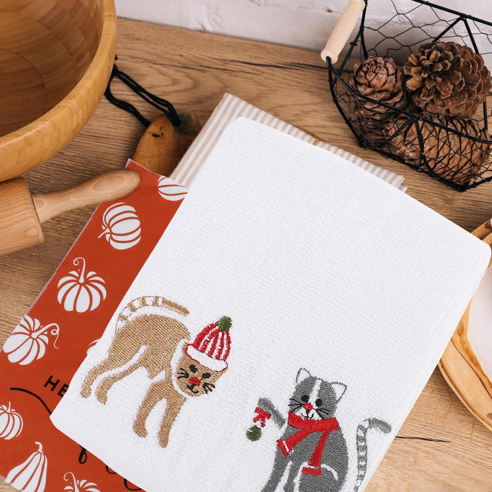 

2Pcs Xmas Dish Towels Water Absorbent Kitchen Hand Towels Multi-Function Cleaning Cloths for Home Kitchen Hotel Cleaning