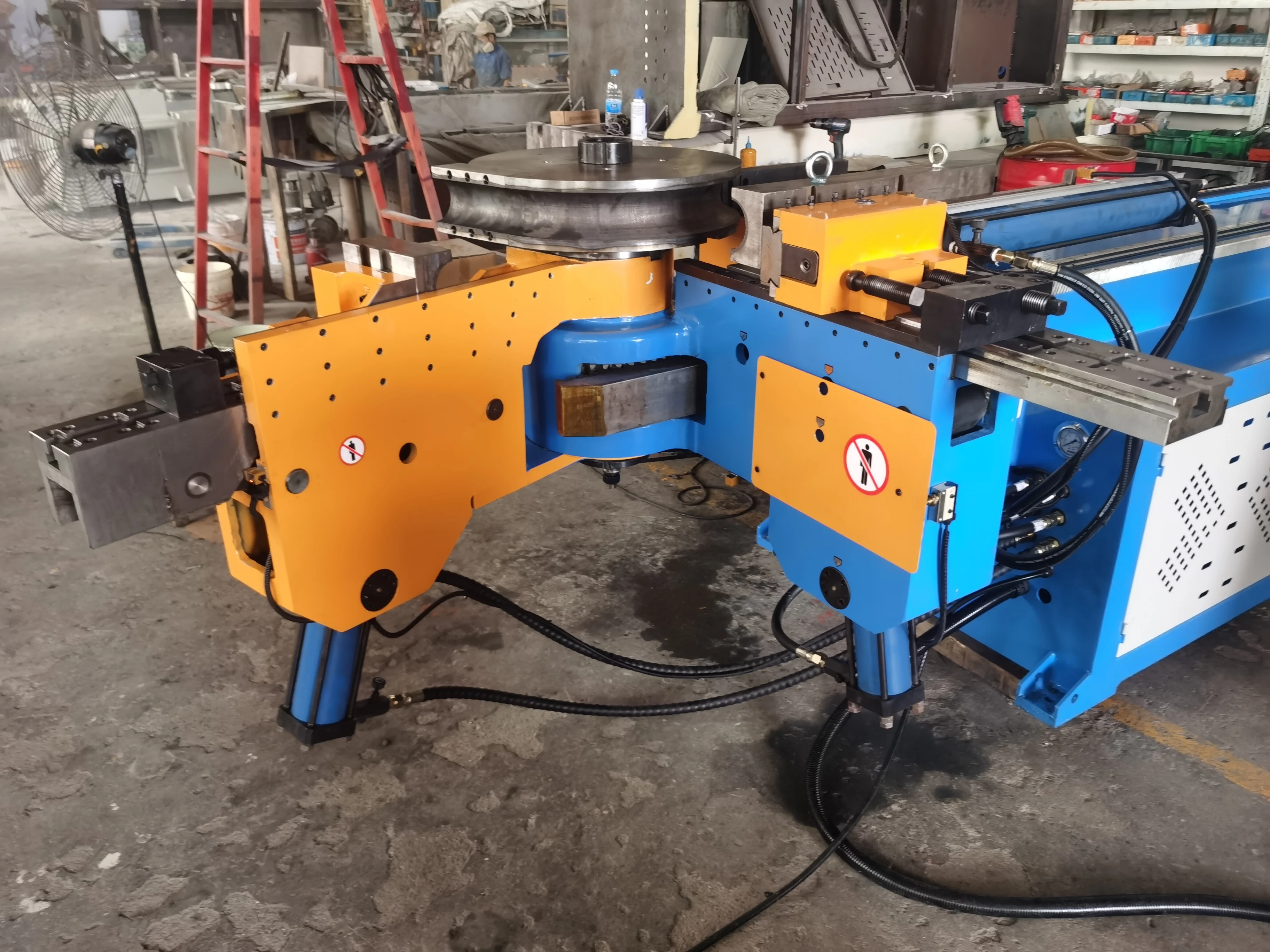 เครื่องดัดขึ้นรูปท่อและโปรไฟล์แบบอัตโนมัติ ใช้ระบบไฮดรอลิก มอเตอร์ CNC สำหรับดัดลวดเหล็ก อลูมิเนียม และเหล็กกล้าไร้สนิม  ใช้งานง่ายและเป็นมิตรต่อการใช้งาน