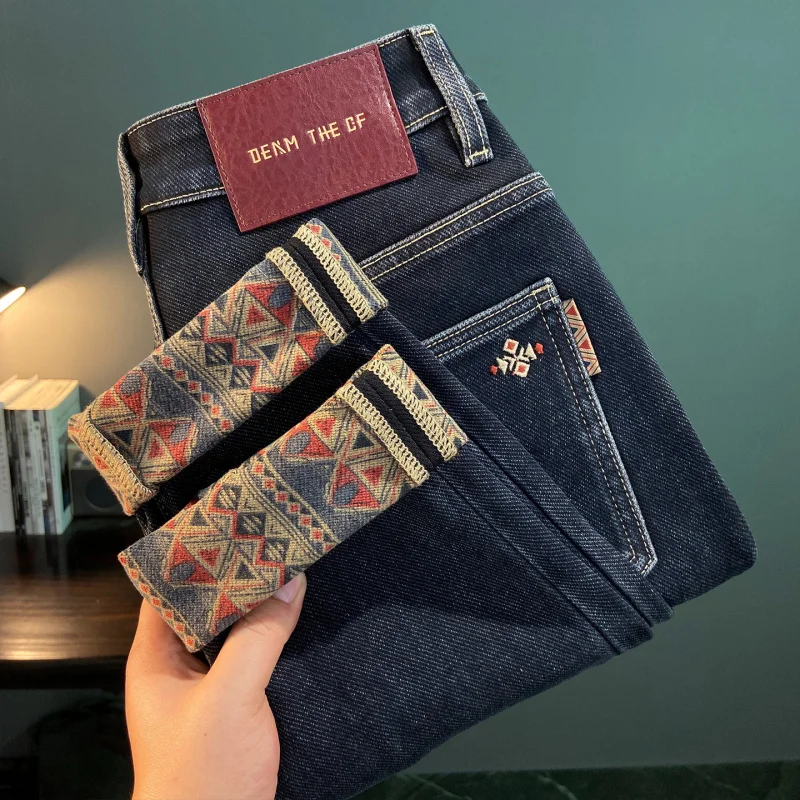 

Дизайн подола с принтом, флисовые джинсы, мужской теплый и приталенный крой, маленькие ноги, брюки с начесом, зимняя толстая мужская одежда.