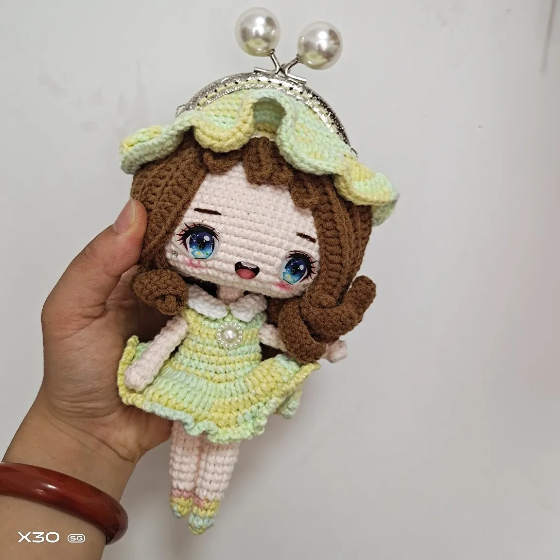 Figura de princesa de dibujos animados de lana tejida a mano, hilo teñido a mano, bolsa/muñeca creativa 8,5 dorada