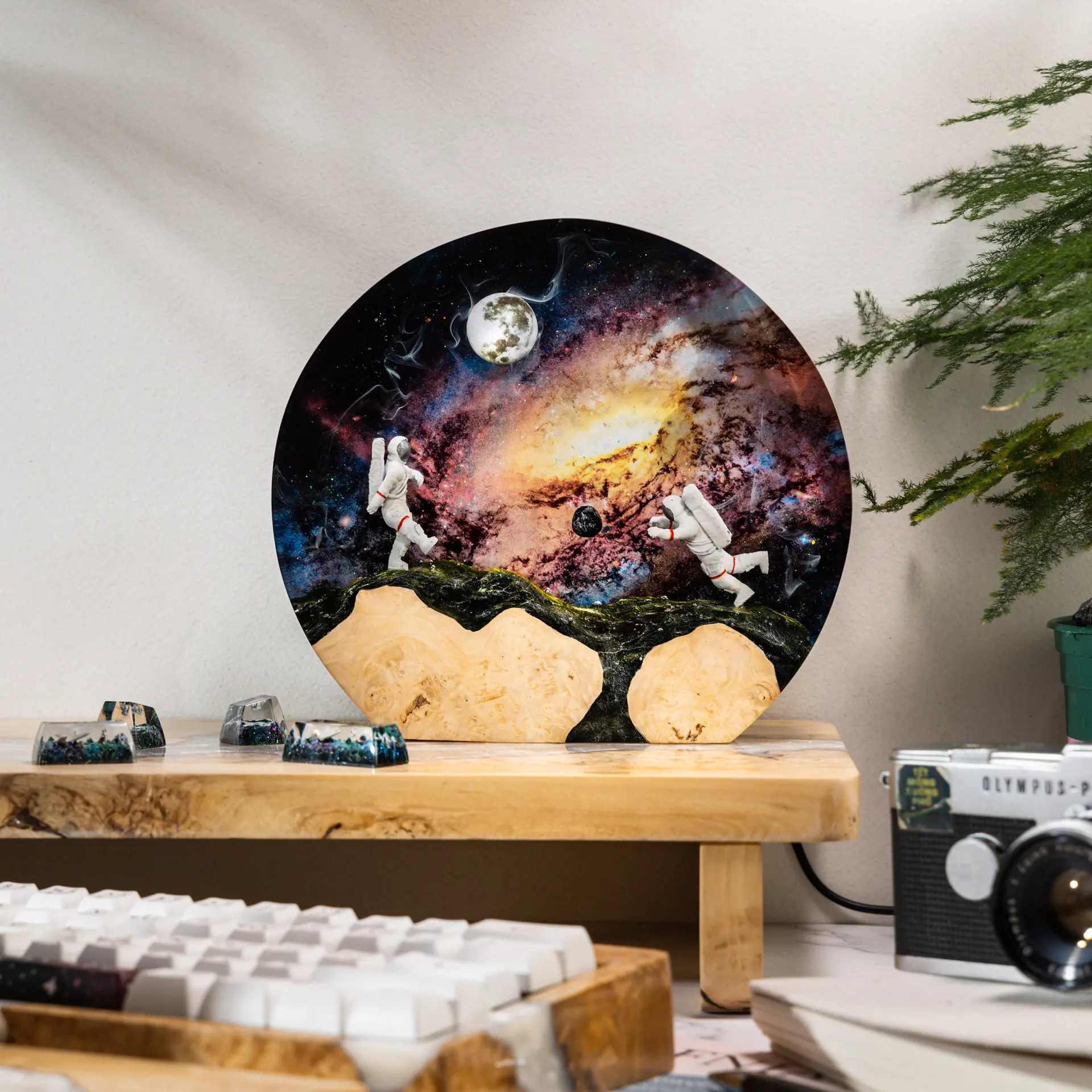 Lampa żywiczna z motywem wszechświata, kreatywna lampka nocna, astronauta w kosmosie, dekoracja krajobrazu, kolorowa lampka stołowa, ładowanie USB