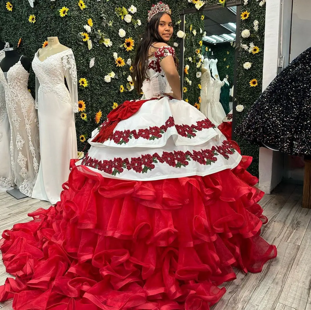 Vermelho e Marfim Fora do Ombro Ruffles Quinceanera Ball Gown, destacável, 2 peças, 15 linhas