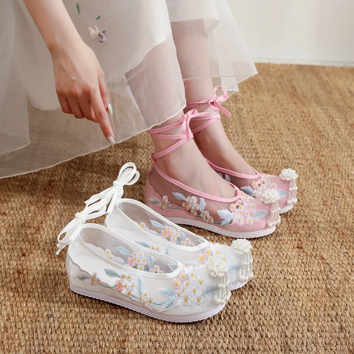 Buty Hanfu dziewczęce dynastia Ming strumieniowe perłowe hafty kwiatowe buty ślubne z miękką podeszwą wysoki wzrost starożytne rekwizyty kostiumowe