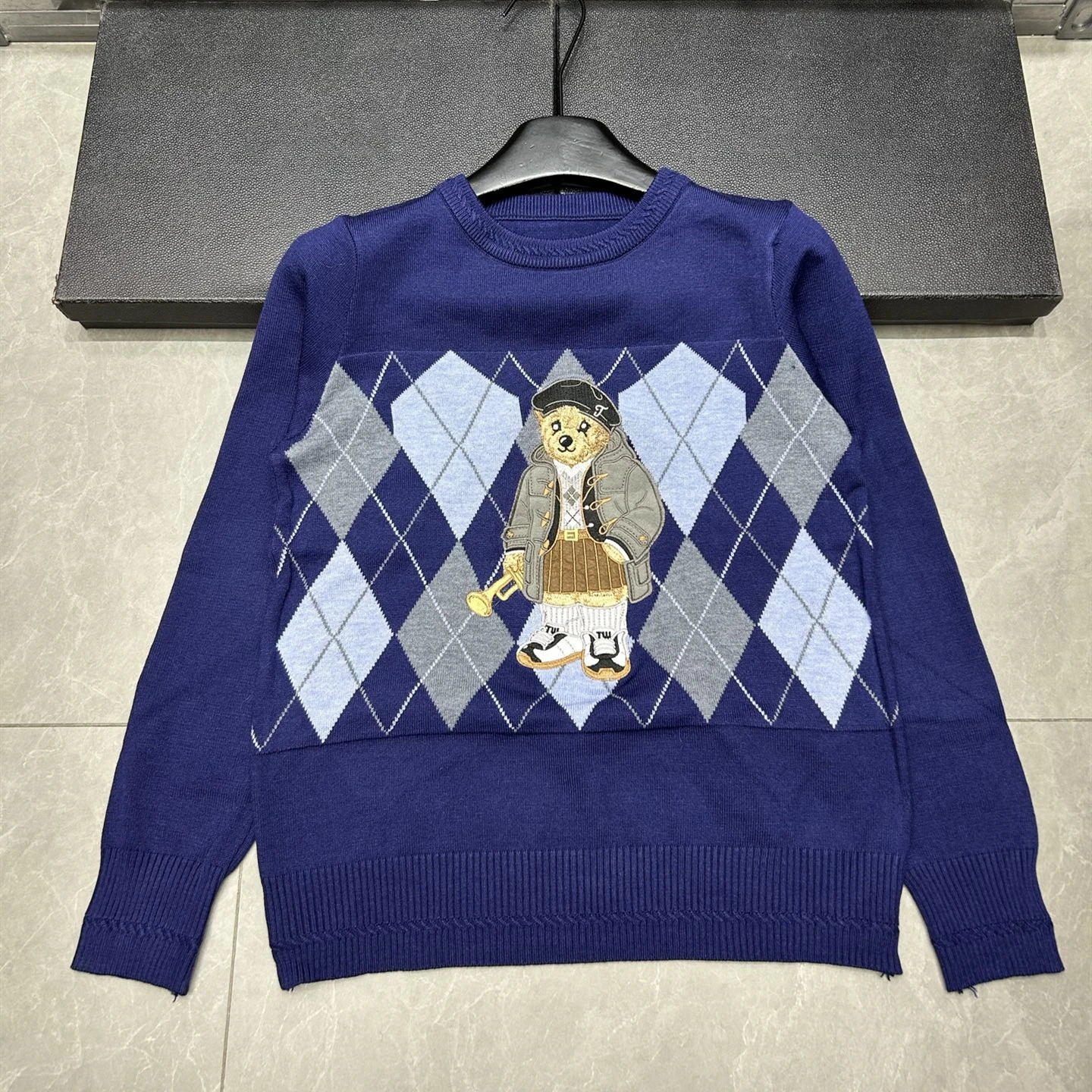 เสื้อสเวตเตอร์ไหมพรมผู้หญิงแฟชั่นแบรนด์ใหม่สำหรับฤดูใบไม้ร่วง แขนยาว คอกลม ลายปักการ์ตูน ทรงหลวม สวมใส่สบาย