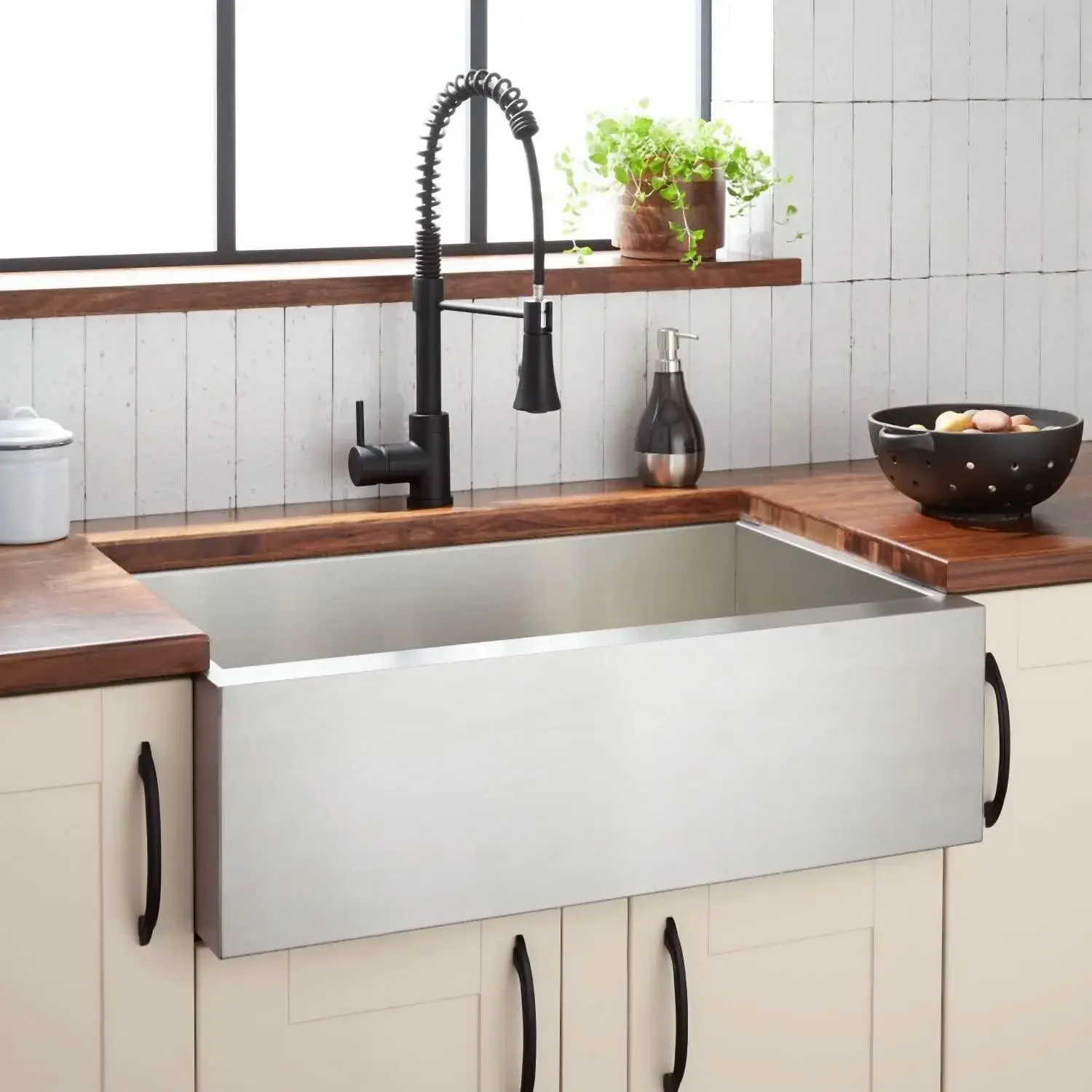 

Signature Hardware 447795 Sitka 33" Farmhouse or Undermount Single Basin Stainless Steel Kitchen Sink