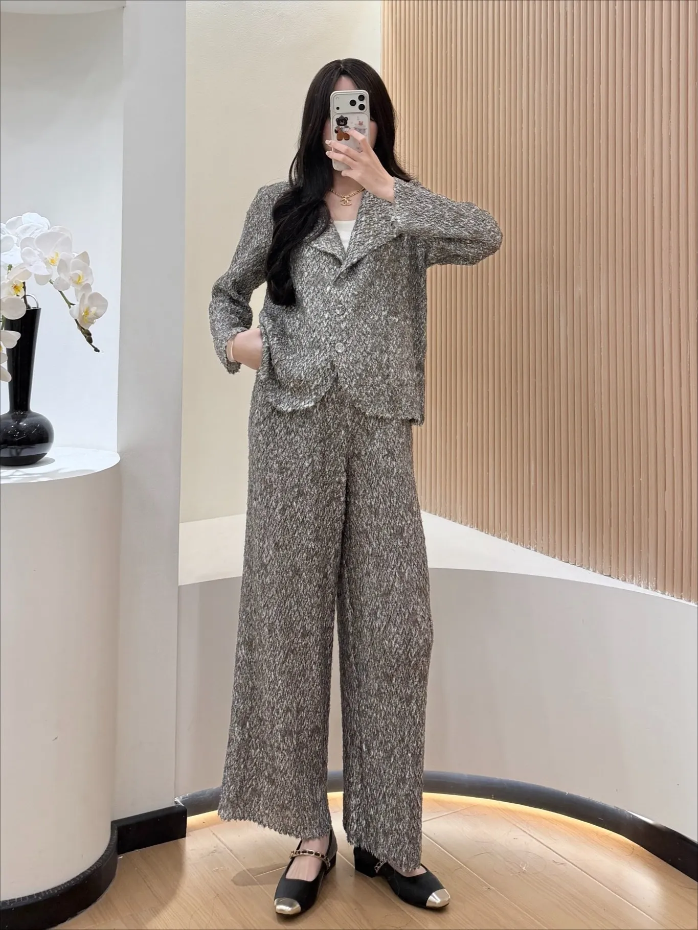 

Женский серо-белый фактурный блейзер с лацканами и брюки с широкими штанинами, комплект из 2 предметов, модный повседневный стиль, тренд 2025 года, шик