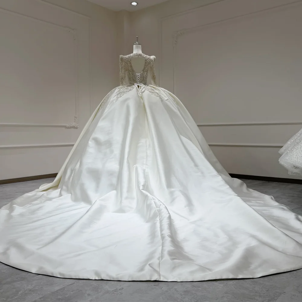 فستان زفاف قابل للتخصيص بياقة على شكل V وأكمام طويلة مع ظهر مفتوح وتطريز وكريستال، تصميم 2026