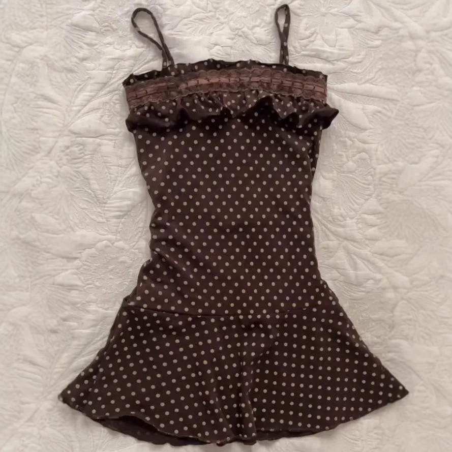 Damen-Minikleid mit gepunktetem Camisole-Oberteil, figurbetontes Kleid mit Spitzenbesatz und Rüschensaum, Vintage-Y2K-Stil in Braun