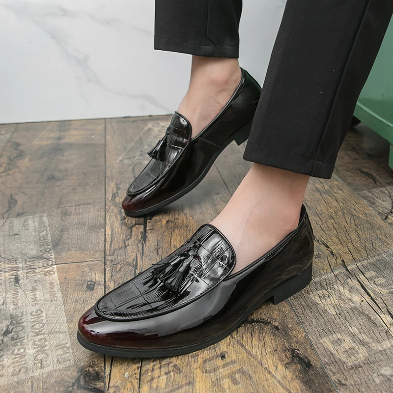 

Classic Men Fashionable Loafers British-style Light Comfortable One-step Driving Fashion Pointed-toe Fringed Leather Shoes Men