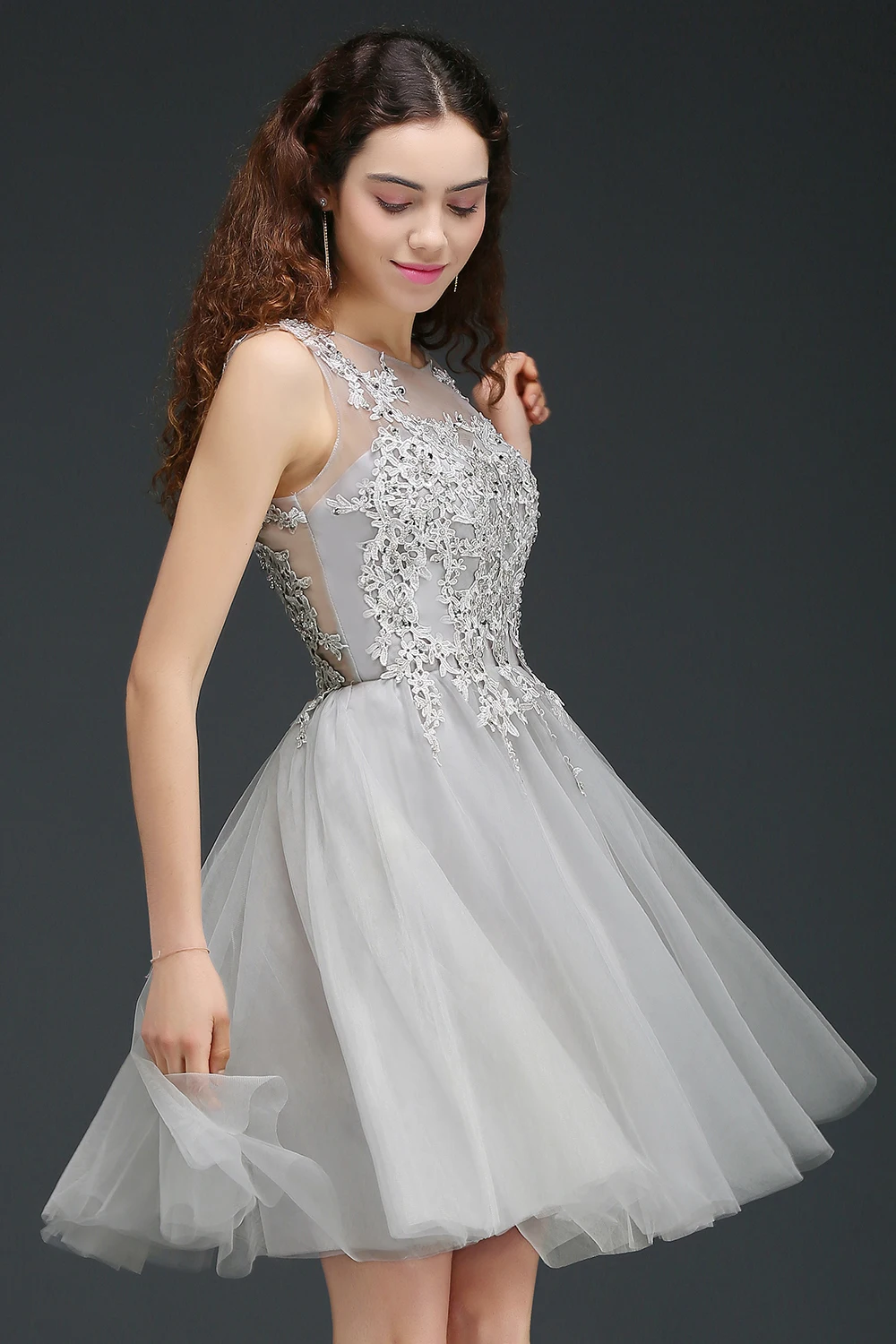 Fashion Short Homecoming Dresses A-line Tulle Skirt Illusion Neckline Floral Appqulies Evening Dress With Integrated Cup