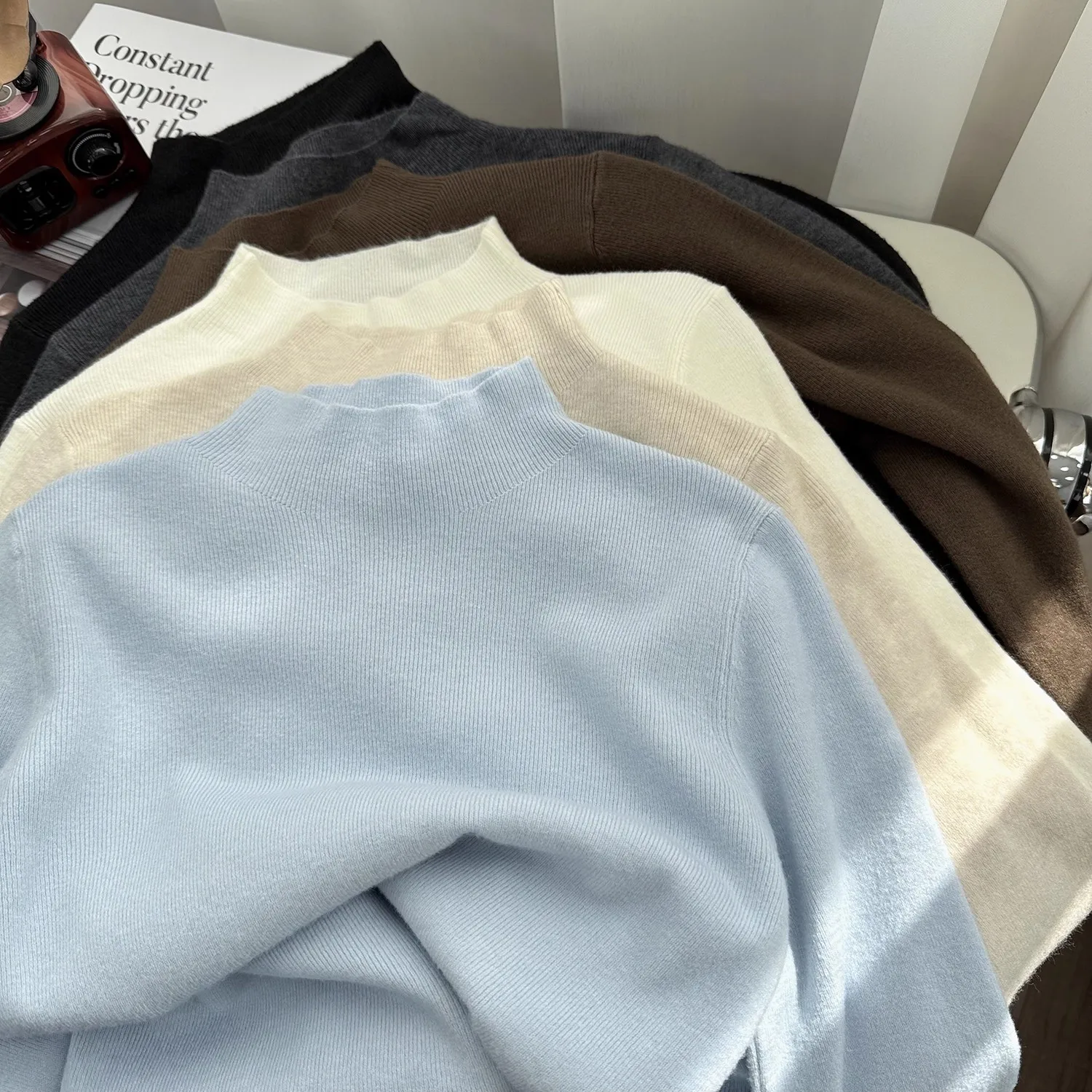 الصلبة ضئيلة البلوز الخريف الشتاء 2025 الياقة المدورة سترة المرأة الدافئة لاعبا غير رسمية الكورية موضة تريكو قاعدة طبقة القمم