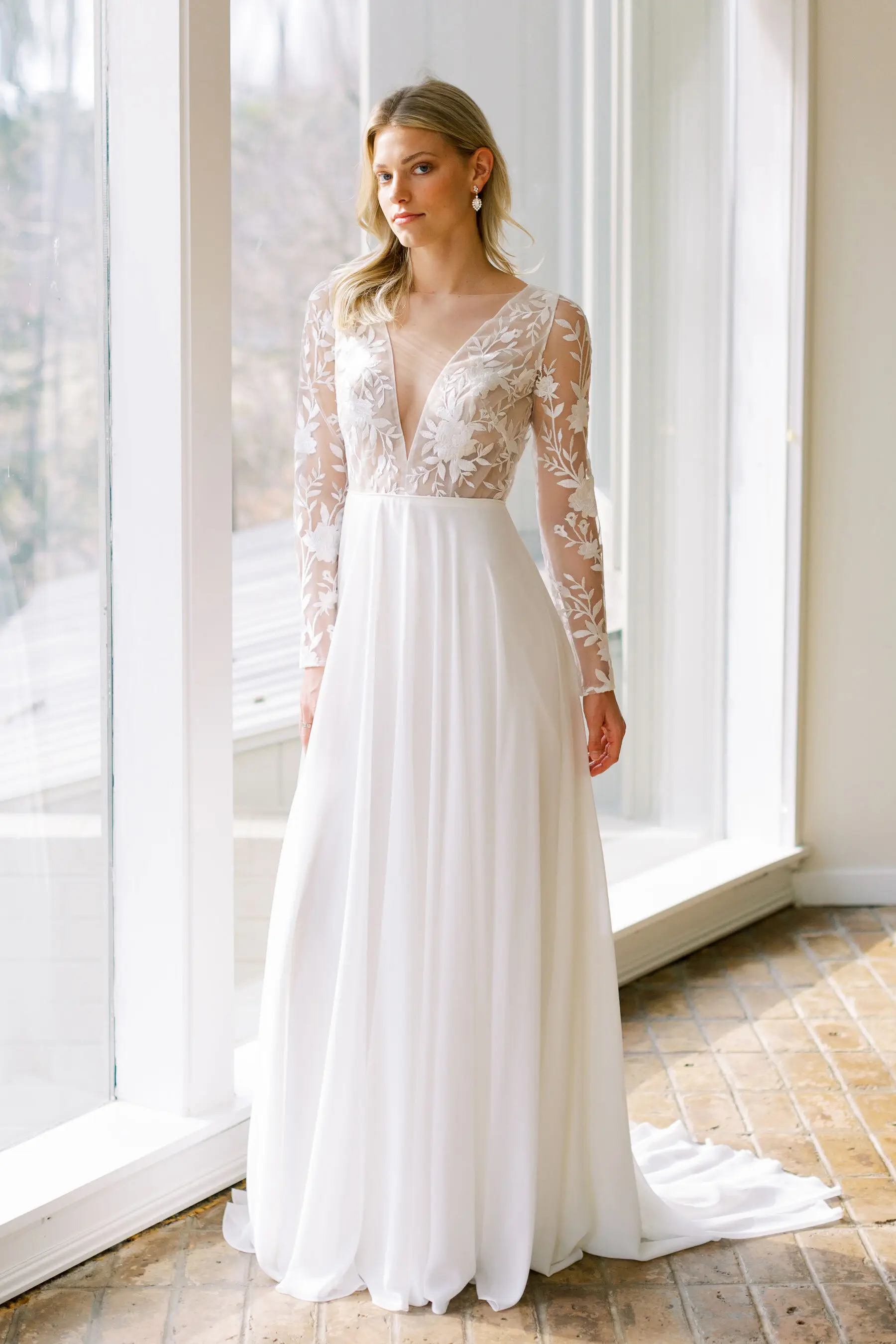 Deep V Neck Wedding Dresses Lace Long Sleeves Sexy Backless Bridal Gowns Sweep Train Chiffon A Line Women Wear Special Occasion