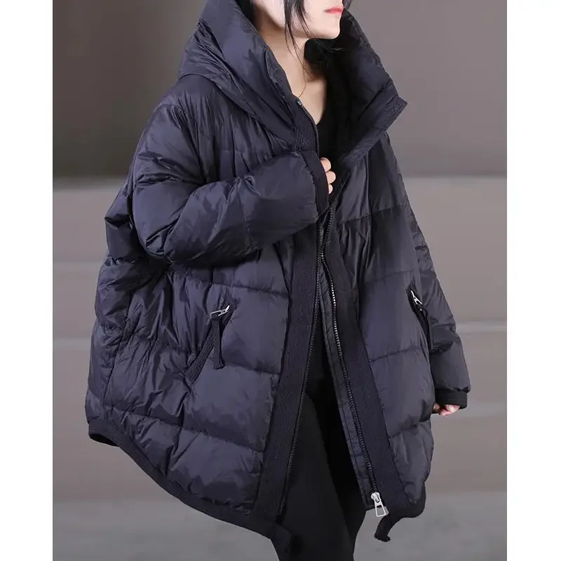 سترة نسائية أوروبية شتوية لعام 2025 سترة محبوكة بقلنسوة سترة بيضاء غير رسمية للأسفل