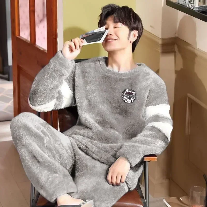 กํามะหยี่ผู้ชายการ์ตูนหลวม Flannel WARM หนาฤดูหนาว 2 ชิ้นชุดนอนเสื้อผ้าบ้าน Pijamas ชุดเกาหลีชุดนอนชุดนอน
