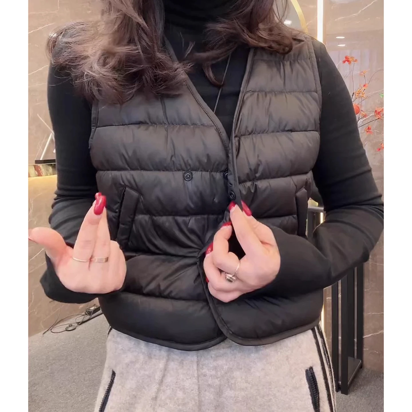 Damska kamizelka ocieplana Faionable Warmth Jaet 2025, nowa kolekcja zimowa, elegancka kamizelka z dekoltem w serek, dopasowany krój, styl koreański, idealna do dojazdów do pracy.