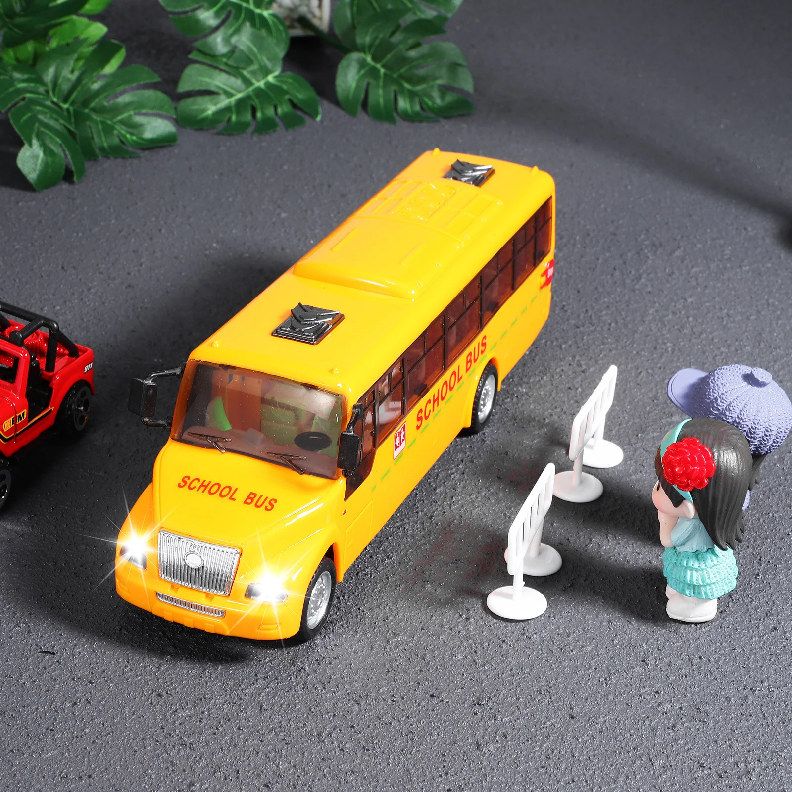 Porte di apertura dell'autobus scolastico con luce sonora Tirare indietro l'auto del veicolo alimentata ad attrito per bambini Gioco educativo Simulazione dell'autobus Non remoto