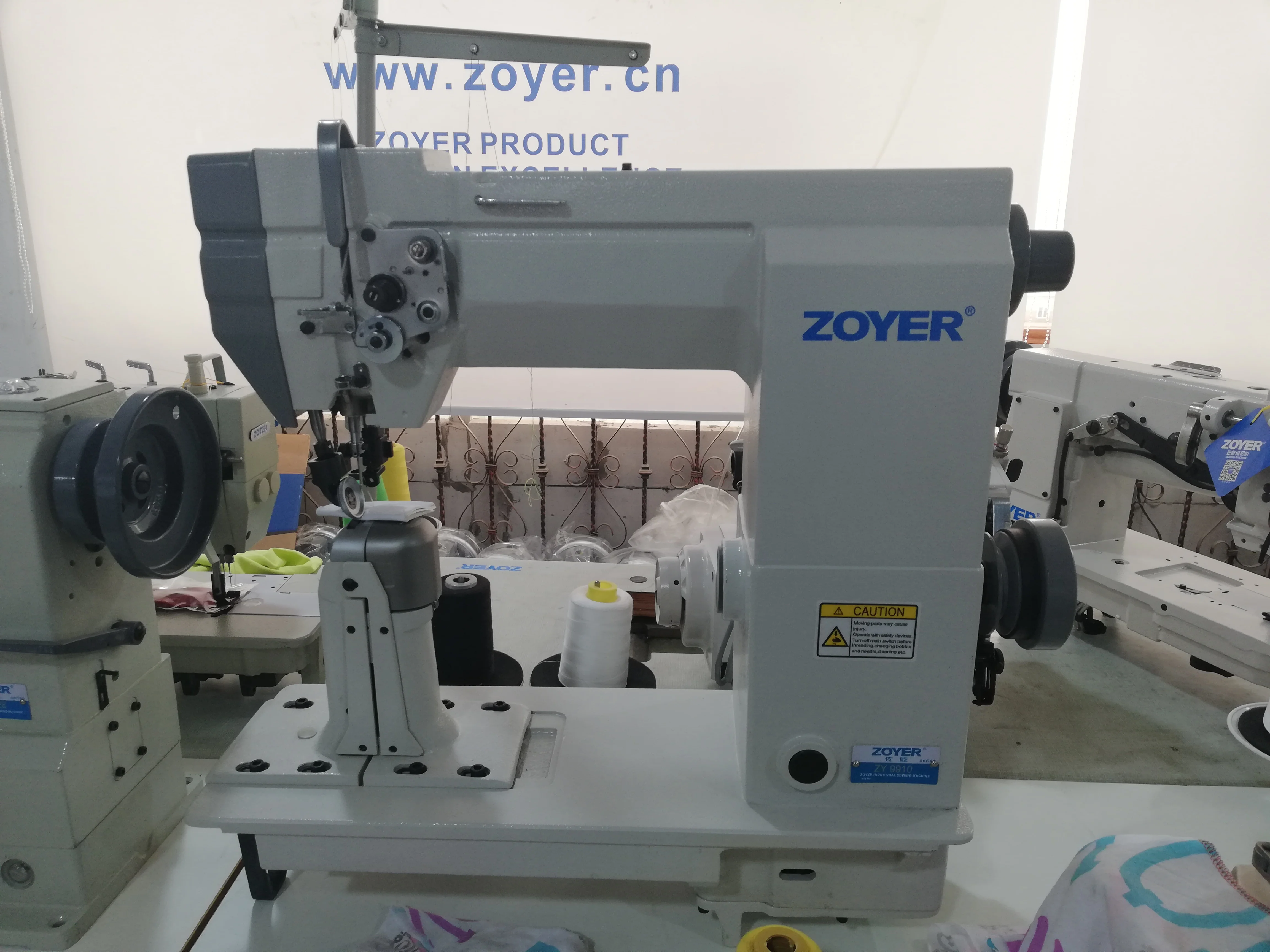 ZOYER ZY9910 シングルニードルポストベッドロックステッチ工業用靴縫いミシン 15mm最大縫い幅 縫製厚さ DP*17 #