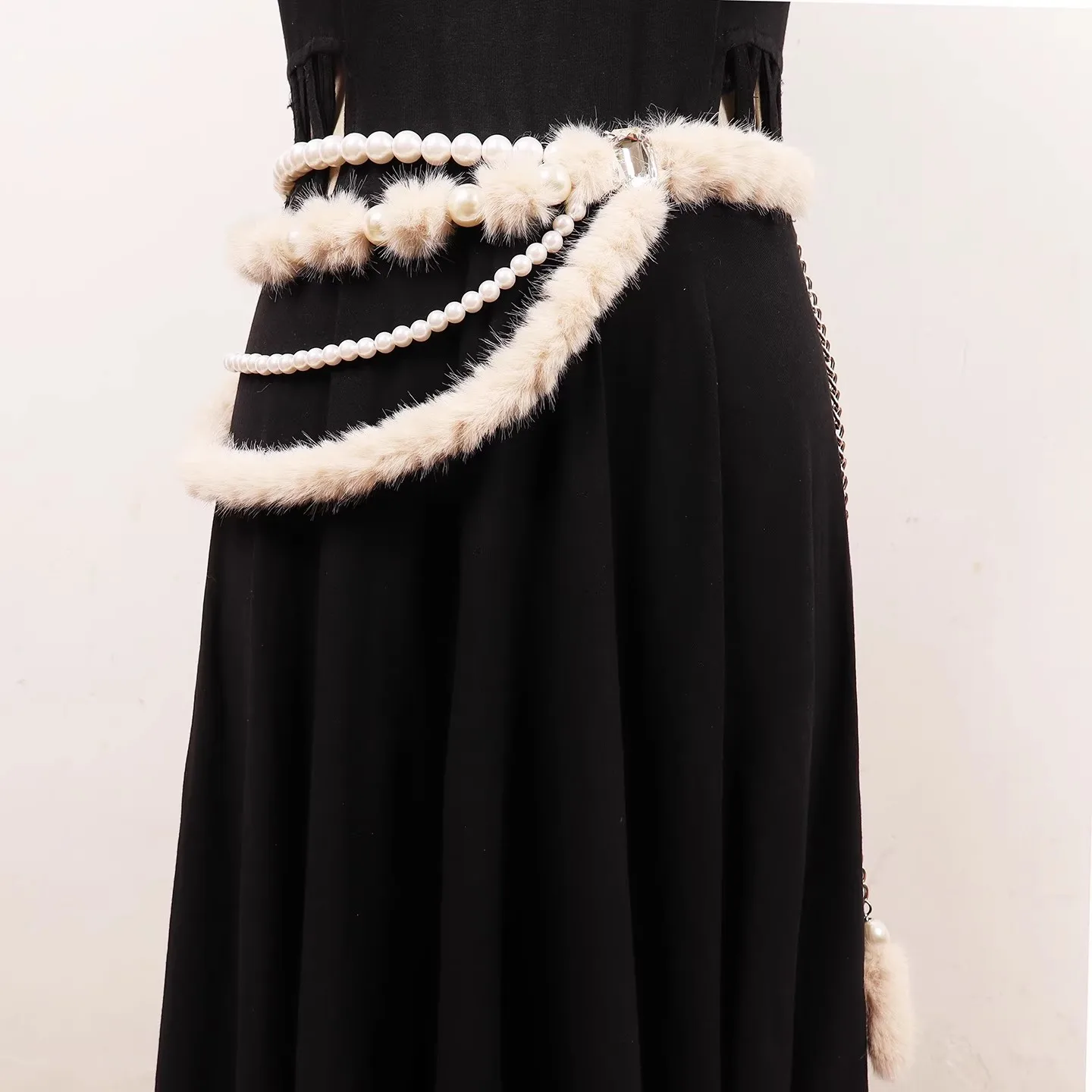 เข็มขัดแฟชั่นผู้หญิง ขนเฟอร์เทียม ประดับมุก สายโซ่ คาดเอว สำหรับชุดเดรส รุ่น R3284