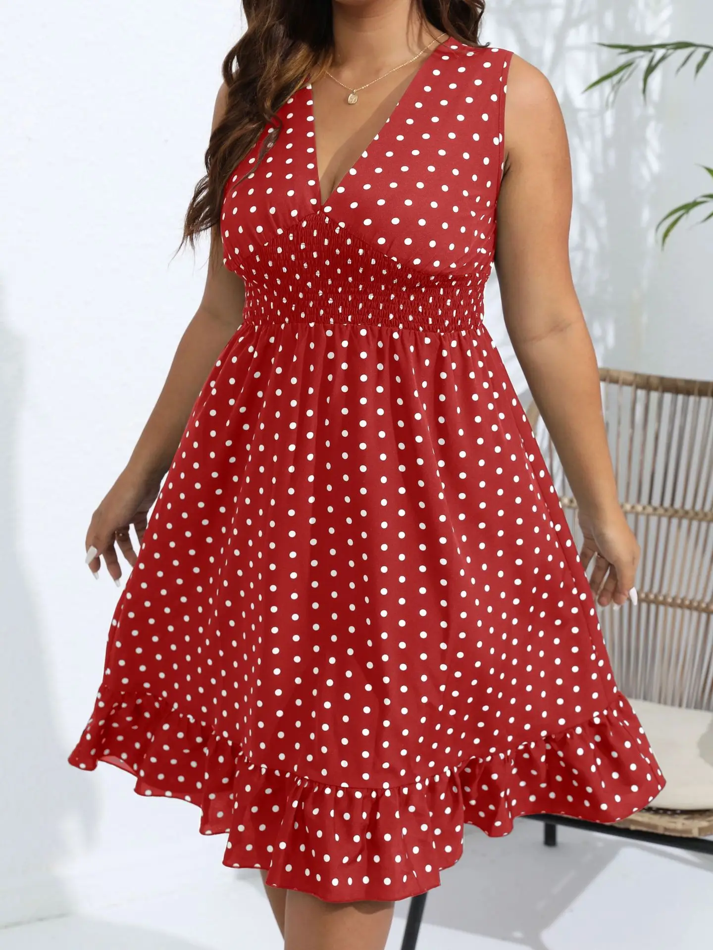 

Элегантное летнее женское платье больших размеров в горошек с V-образным вырезом, без рукавов, с присборенной талией, стройнящее фигуру