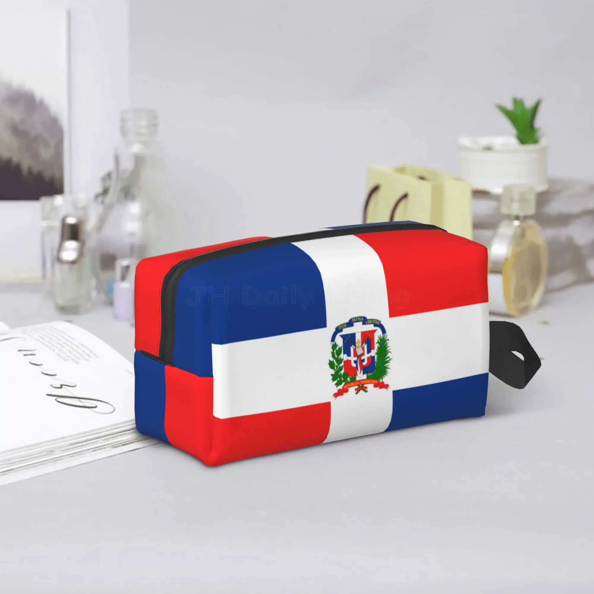 Dominican Republic Flag Print Storage Bag Large Capacity Travel Makeup Organizer for Women Men Waterproof Cosmetic Bag