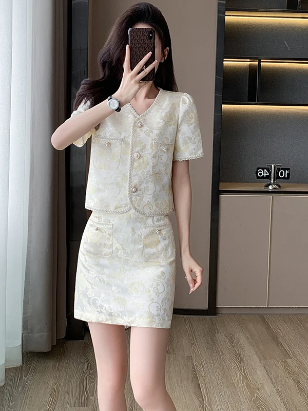 

Fashionable Two-Piece Set Women's Summer 2026 Small Fragrance Style V-Neck Short Sleeve Top Short Skirt Ensemble