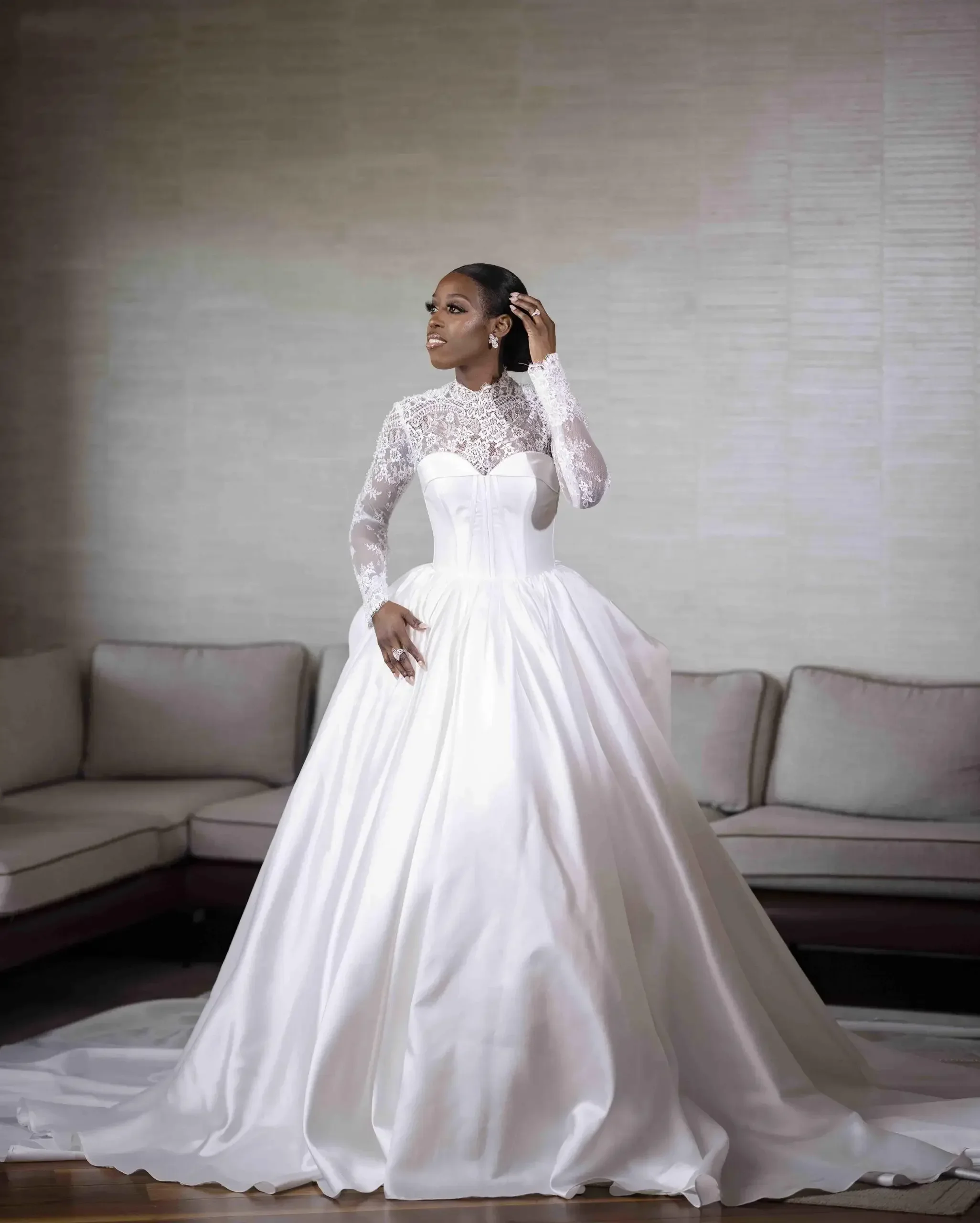 Aangepaste hoge kraag kanten applicaties vestidos baljurk trouwjurken kapel trein lange mouwen parels knoppen terug bruidsjurk