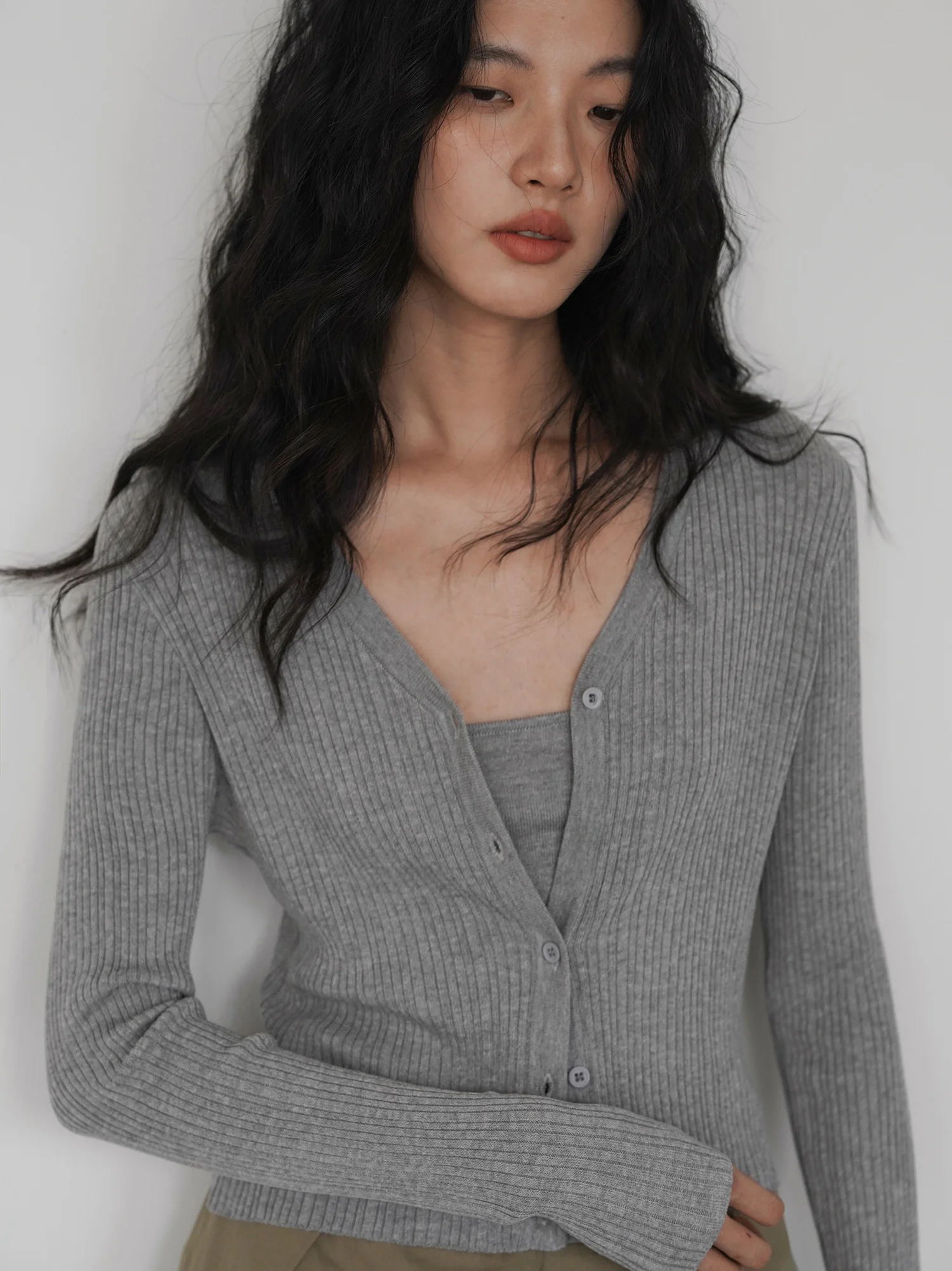 

EIGHTHMONTH Белый или вязаный открытый кардиган, женский тонкий слой, корейский солнцезащитный жилет, комплект из двух предметов, повседневный пригородный жилет...