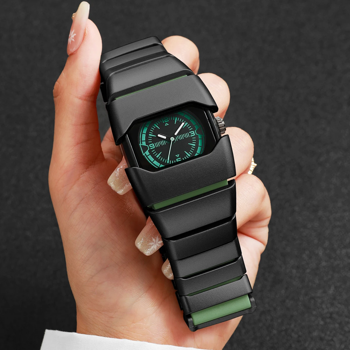 FashionWomen Square Quartz Wristwatch Futuristic Armor Case Plastic Strap Sports Street Watch Relogio Feminino（Without Box）