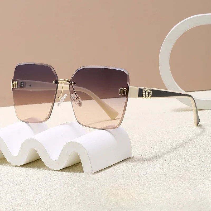 

2025 новые женские солнцезащитные очки без оправы с защитой UV400, высококачественный легкий роскошный минималистичный шикарный модный аксессуар