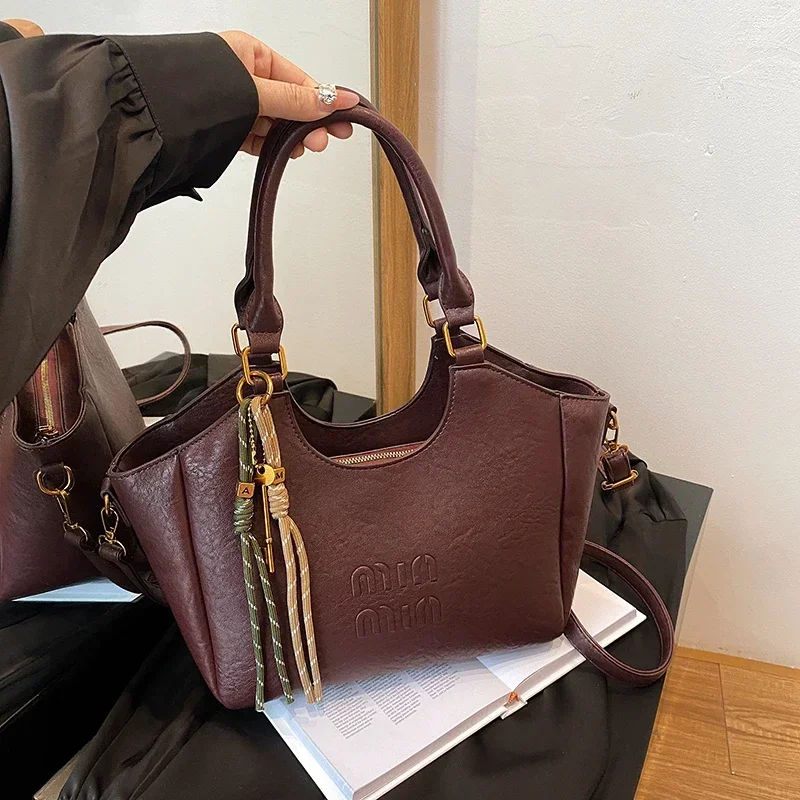 

Женская кожаная сумка через плечо от известного дизайнера — классическая элегантная сумка через плечо с универсальными вариантами переноски