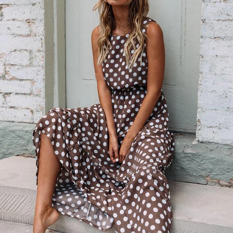 brown polka dot dress from pretty woman The iconic Julia Roberts wore in 'Pretty Woman' in 1990. I know, I know, I'm going one side of the spectrum of costume history to the other. Just Julia Roberts Channeled Her Iconic