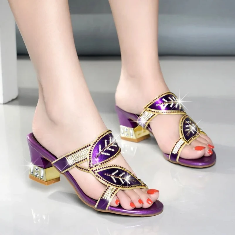 

Новинка 2025, модные сандалии, женские сандалии с бриллиантами, тапочки на высоком каблуке, нескользящая банкетная обувь, пляжная женская обувь с бриллиантами
