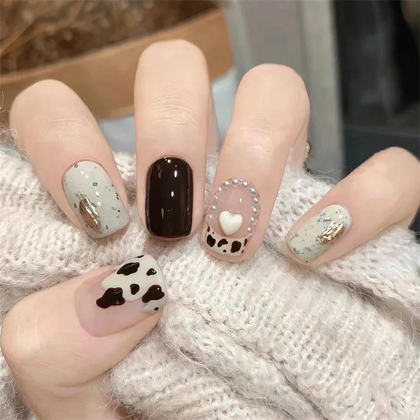 24Pcs/Set Tea Brown Cow Print Fashion Press on Nail 3D Heart Pearl Design Artistic Wearing False Nails Removable Fake Nails Tips