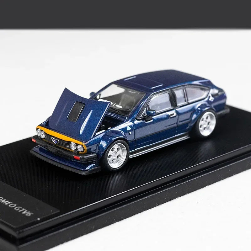 TPC 1/64 Alfa Romeo GTV6 Edycja limitowana Zabawka ze stopu Pojazd silnikowy Odlewany metal Model